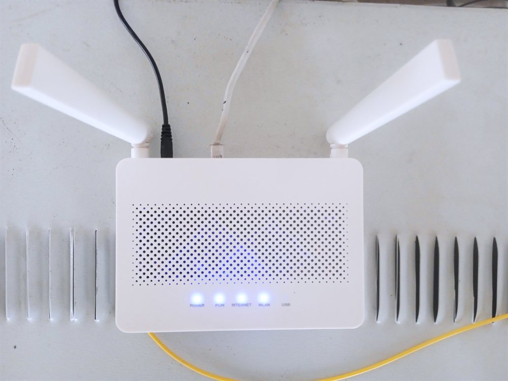 Perangkat Wi-Fi Router ONT Indosat HiFi Terpasang Rapi