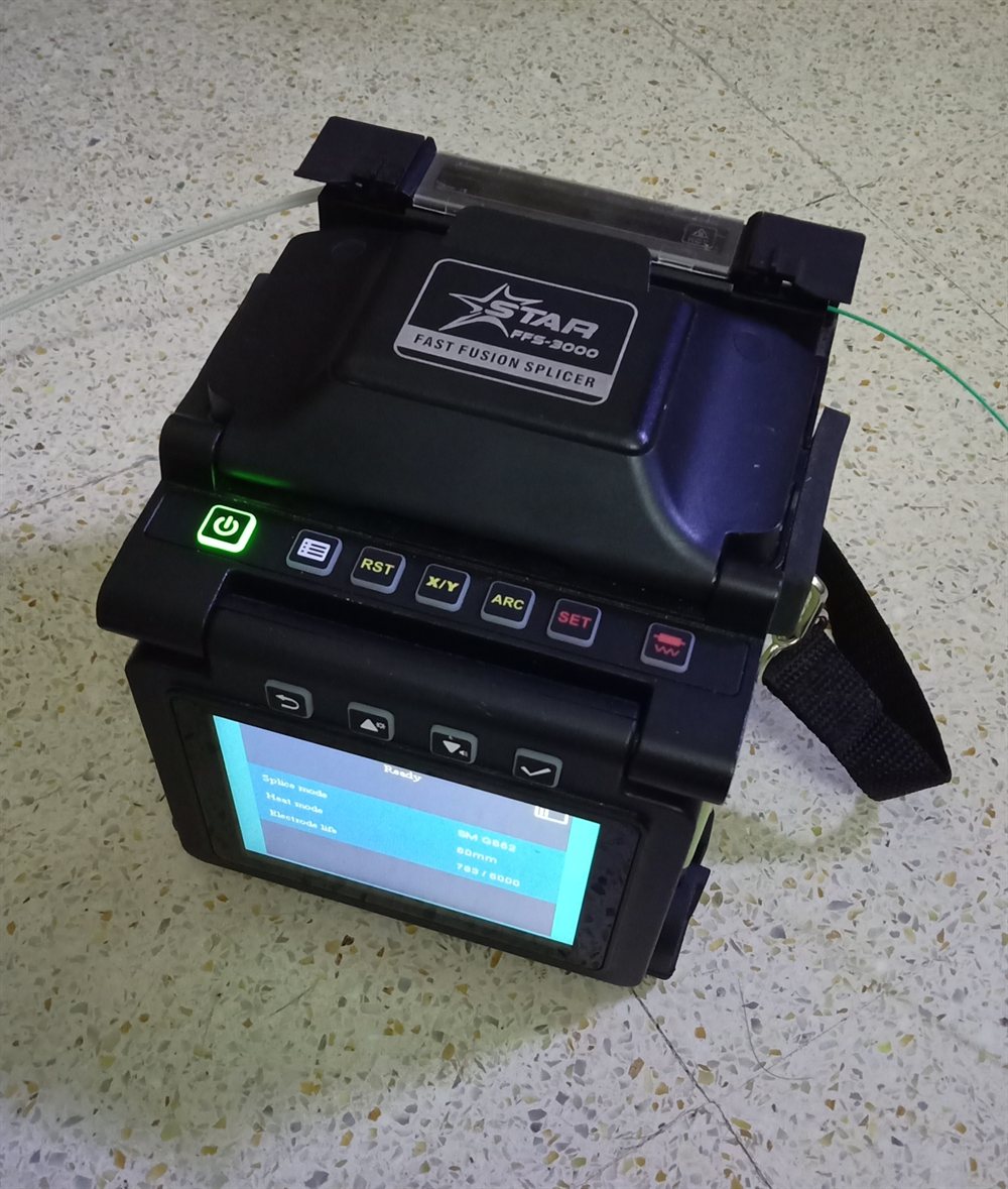 Penyambungan Kabel Fiber Optik Menggunakan Fusion Splicer